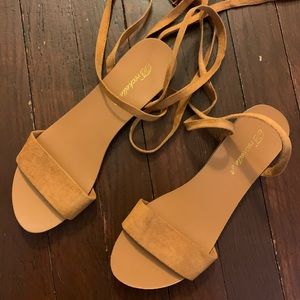 Flat lace-up gladiator sandals
